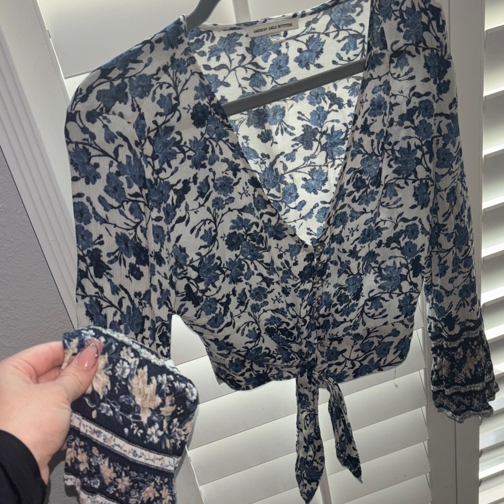American Eagle Outfitters Blue Floral Crop Top